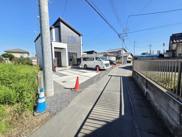 新築　太田市鳥山上町　1号棟　GRAFAREの前面道路含む現地写真|現地写真　南側前面道路幅員約2.5ｍ