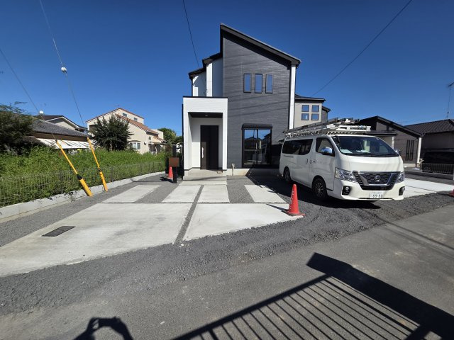 新築　太田市鳥山上町　1号棟　GRAFAREの駐車場|現地写真　駐車は建物西側に並列3台可能です！