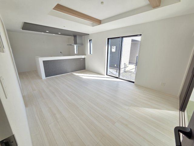 新築　太田市鳥山上町　1号棟　GRAFAREの居間・リビング|現地写真　対面式のキッチンなので、家事をしながらご家族とのコミュニケーションが取れるのが嬉しいですね！