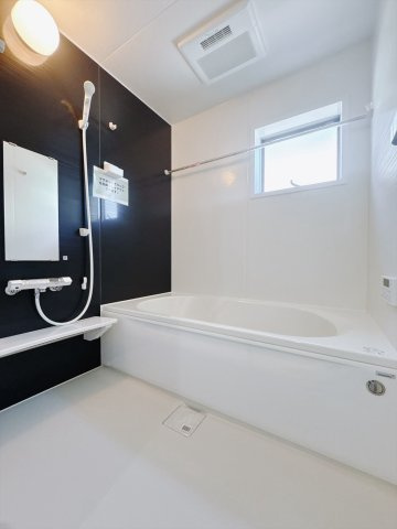 【新築戸建】安中古屋 の浴室|■浴室（3号棟）｜大人が足を伸ばしても入れる広々浴槽ですので、肩まで浸かって体全体をしっかり温められます。大きな窓がついておりますので、湿気で篭りがちなバスルームも換気することができます( ＾＾ )