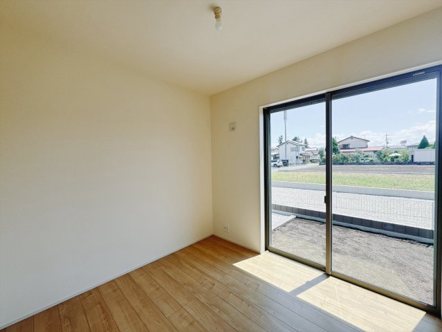 【新築戸建】安中古屋 の洋室|■洋室（3号棟）｜洋室には大きな窓をご用意しています。日中はあたたかな日差し差し込み自分時間も充実できますね＾＾