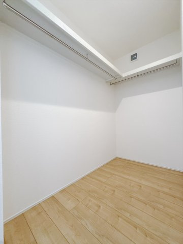 【新築戸建】安中古屋 の収納|■WIC（3号棟）｜お洋服はもちろん、使う頻度の少ない家具や小物・場所を取りがちな旅行用のスーツケースなどもしまえます。また、厚手のコートをしまっても充分な広さを堪能できるプランです♪