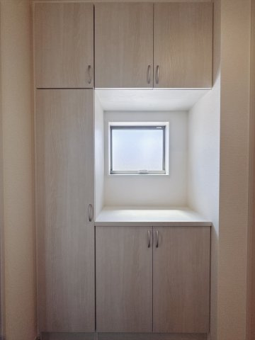 【新築戸建】安中古屋 の玄関|■玄関（3号棟）｜毎日の「いってらっしゃい」や「お帰りなさい」を大切なご家族と過ごす玄関は〈使いやすさ〉を追求しております。玄関横の物入は急な来客時でもさっとお片付けできるスペースを確保しています。