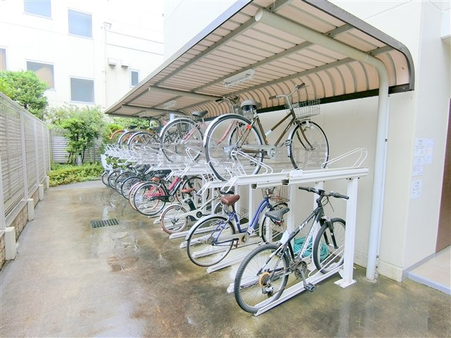 ガリシア千鳥町のその他共用部分|屋根付きラック式の駐輪場　空き状況等詳細はお問合せください。