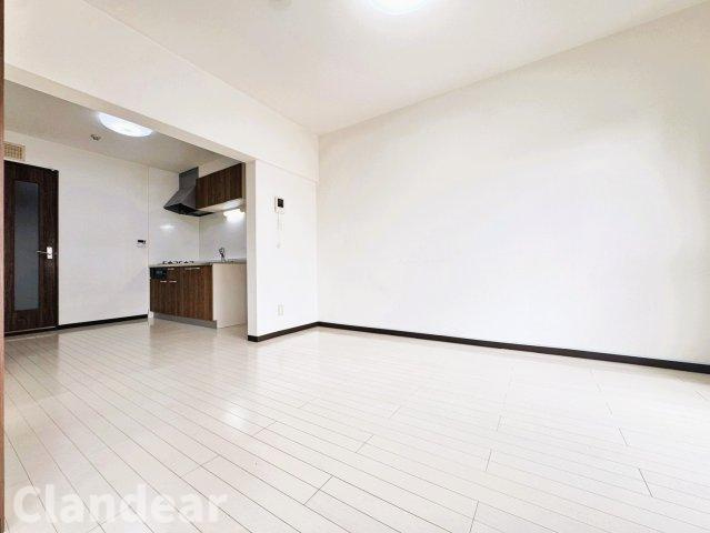 ライオンズマンション谷塚の居間・リビング|ドキドキの新生活も、安心してスタート。ぴったりの住まいを見つけませんか？クランディアが一緒に住まい選びをサポートします‼　まずは、お気軽にお問合せください　＃クランディア