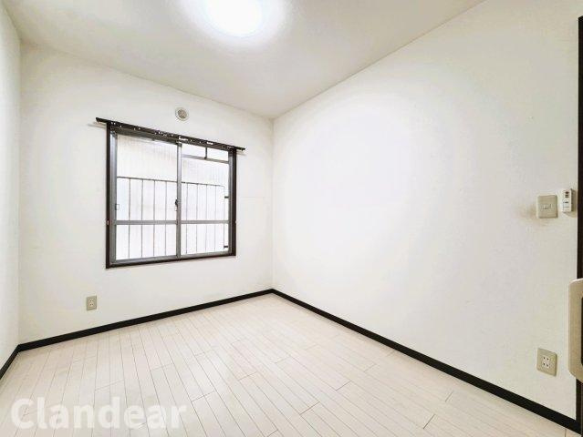 ライオンズマンション谷塚の洋室|ドキドキの新生活も、安心してスタート。ぴったりの住まいを見つけませんか？クランディアが一緒に住まい選びをサポートします‼　まずは、お気軽にお問合せください　＃クランディア