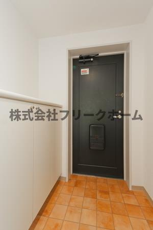 三鷹市井の頭５丁目の賃貸マンションの玄関