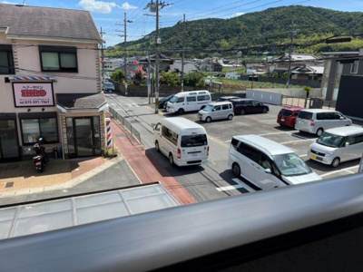 【バルコニー】 | 京都市山科区川田菱尾田 | 朝の澄んだ空気や、夕方に吹く清々しい風を感じられるバルコニー。