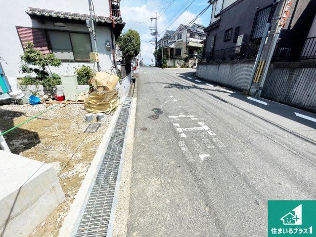 ■枚方市長尾東町　新築一戸建ての前面道路含む現地写真|周辺は閑静な住宅街！前面道路広々で車の出し入れも便利です。駐車が苦手な方でも安心して車庫入れできます！