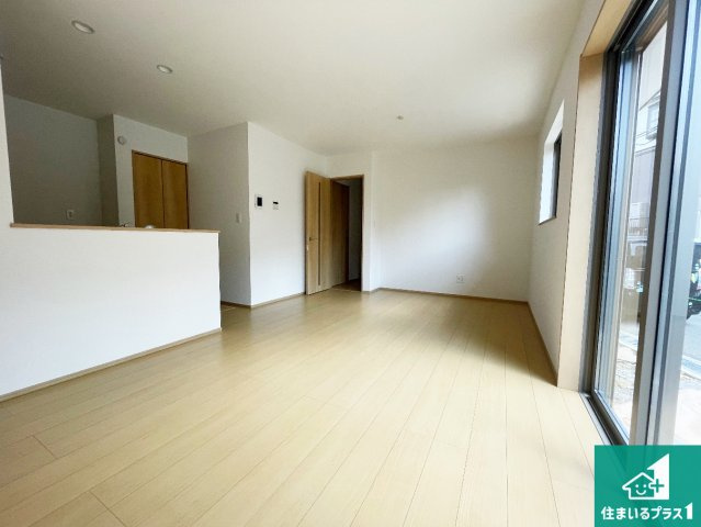 ■枚方市長尾東町　新築一戸建ての居間・リビング|日当たり良好の明るいリビングで朝の目覚めもスッキリできそう！対面キッチンでご家族のコミュニケーションも自然と増える設計！小さなお子様が遊ぶスペースを作っても広々とくつろげるLDK！