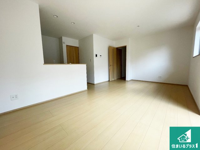 ■枚方市長尾東町　新築一戸建ての居間・リビング|日当たり良好の明るいリビングで朝の目覚めもスッキリできそう！対面キッチンでご家族のコミュニケーションも自然と増える設計！小さなお子様が遊ぶスペースを作っても広々とくつろげるLDK！