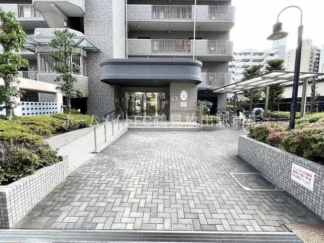 大阪市鶴見区鶴見３丁目の賃貸マンションのエントランス