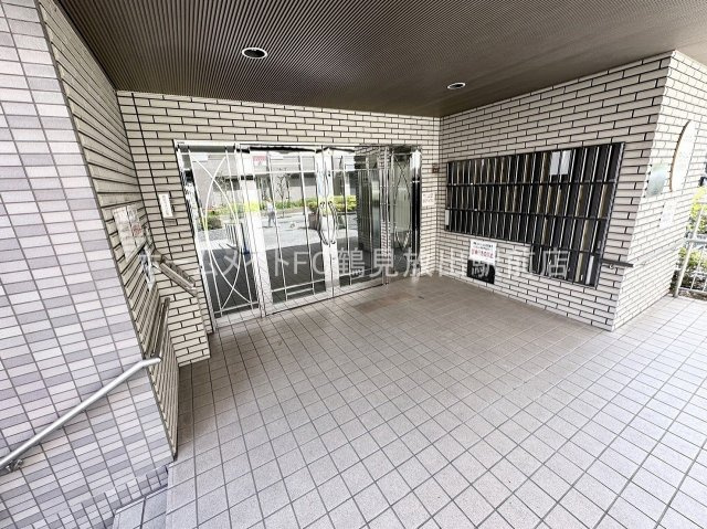 大阪市鶴見区鶴見３丁目の賃貸マンションのエントランス
