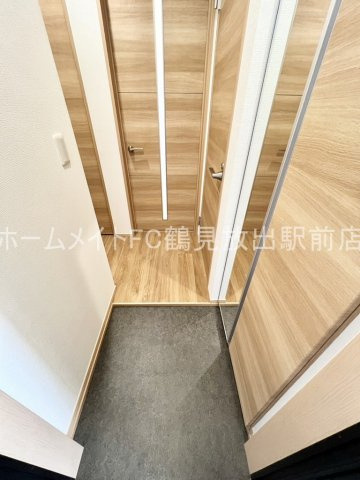大阪市鶴見区放出東２丁目のアパートの玄関