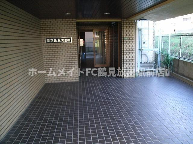 大阪市城東区天王田の賃貸マンションのエントランス
