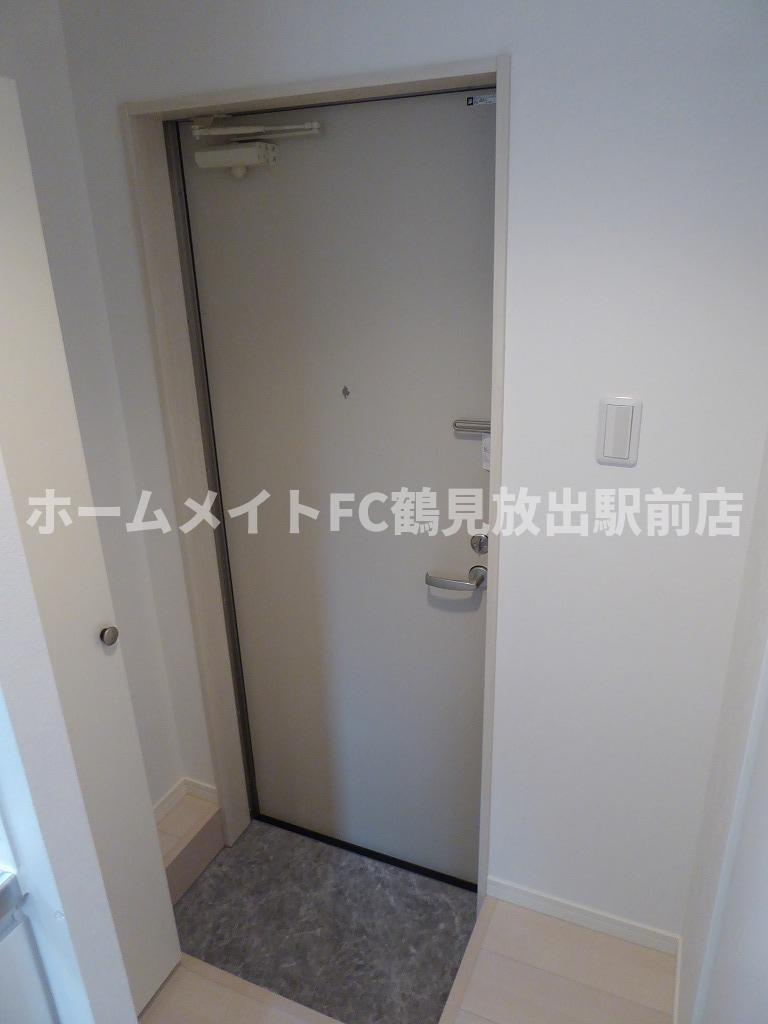 大阪市城東区新喜多東１丁目のハイツの玄関