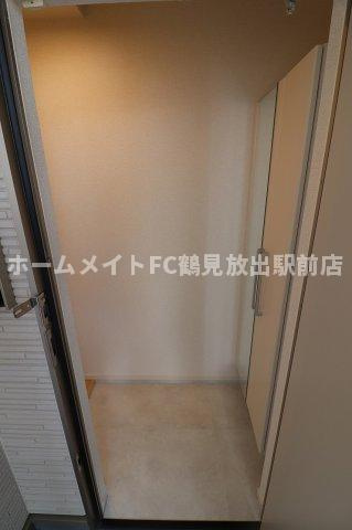 東大阪市稲田本町３丁目のアパートの玄関