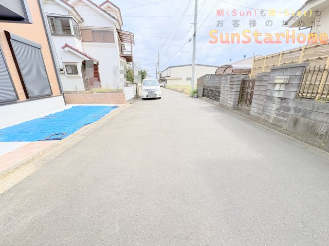 【サンスターホーム】武蔵村山市学園1丁目　長期優良×耐震制震×太陽光　新築戸建の前面道路含む現地写真