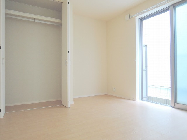 メゾンレーヴの寝室|★明るいフローリング調の角部屋です★