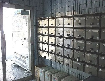 台ビルのエントランス