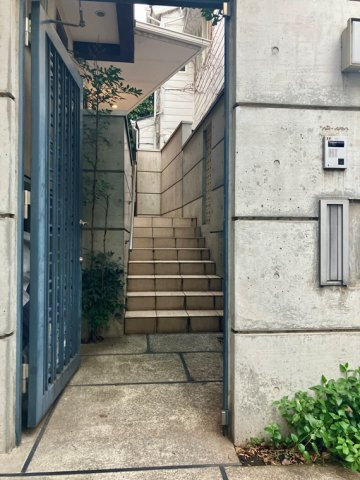 恵比寿戸建のエントランス|ゆとりのあるエントランスです