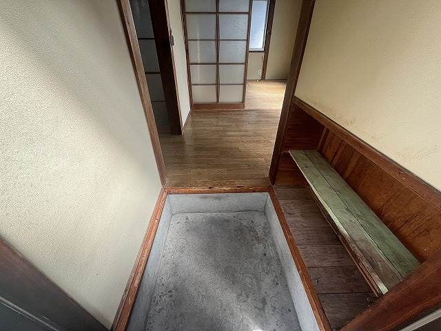竹島アパートの玄関