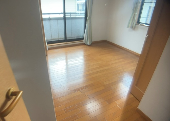 【洋室】 | 洋室のメリットは重い家具が置きやすく、身の回りが整理しやすいことです。 床がフローリングのため畳とは異なり凹みにくいです。 クローゼットなど収納が豊富で、普段使わない旅行カバンや服の整頓も簡単にです。