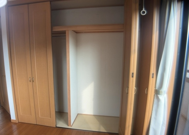 【収納】 | デザイン性を重視しすぎて収納が少なかった！なんてことにならないため、事前に現地で収納の数を確認しておくことをお勧めします。クローゼット以外にも床下収納や屋根裏収納、パントリーなどもチェックしましょう。