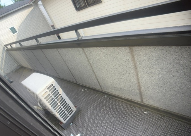 【バルコニー】 | バルコニーは、室外の専用スペースのうち、「屋根がなく開放された空間」であるものを指します。ベランダより広いタイプのものが多く、日当たりもよいため家庭菜園などを楽しみたい人にとって適した環境となります。