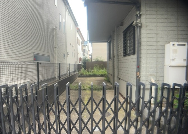 【駐車場】 | 駐車場と明記されていても、最小スペースでつくられた駐車場だと大型車は駐車できなかったり、出入りしにくくなったりする可能性があります。お車のサイズと購入したい物件の駐車場のサイズを現地で確認しましょう。