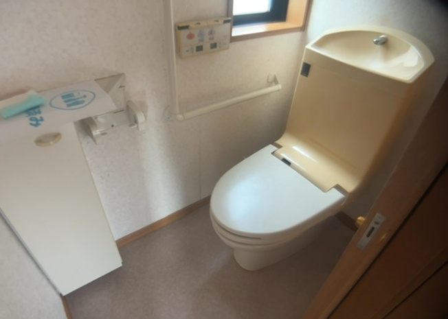 【トイレ】 | トイレは大きさや形、機能、抗菌性などが異なる多種多彩なタイプが各メーカーから出ています。それぞれに良さがあるため、事前にどういったタイプのトイレがいいのかをご家庭内で決めて、内見に行くといいでしょう。