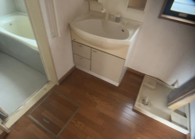 【脱衣所】 | 多くの戸建て住宅で見かける洗面脱衣所は、洗面台と洗濯機が2畳ほどのスペースに並べられていて、洗面所が脱衣所を兼ね備えている間取りが一般的です。お客様が利用することもある、パブリックな空間でもあります。