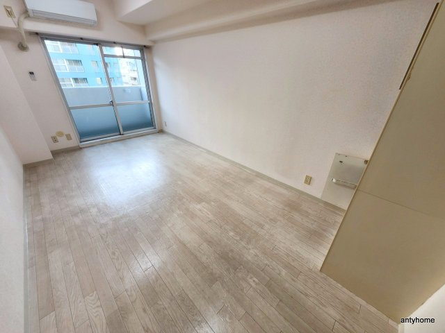 エルデ大手前　仲介手数料無料の居間・リビング