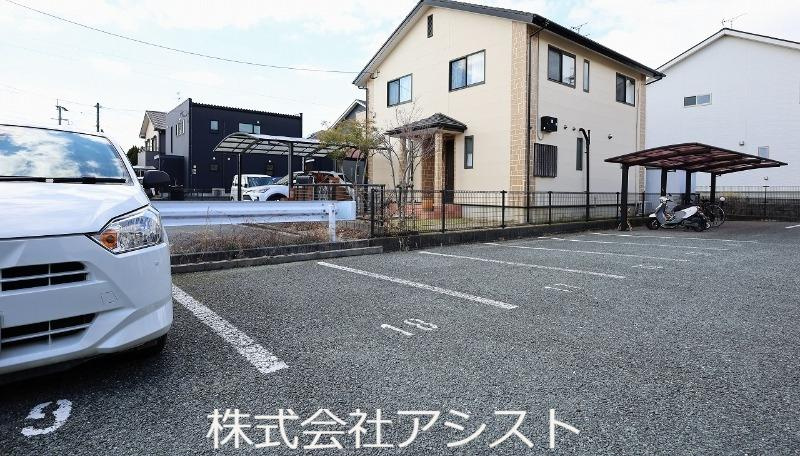 ペティットパレスヨコタの駐車場
