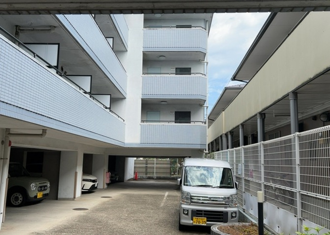 【内装】 | メゾン・ド・ビザール  | 共有部分は、住民なら誰もが使える設備のこと。例えば駐車場やエレベーター、インターネット設備、セキュリティ設備などがあります。他にも、マンションの廊下・外部階段やエントランス・ゴミ置き場などがあります。