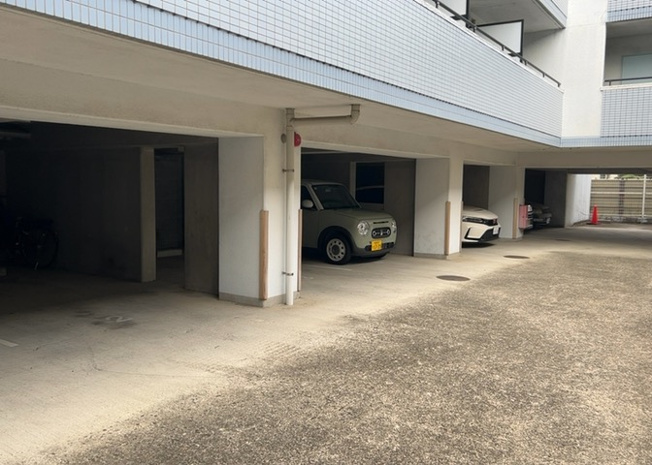 【駐車場】 | メゾン・ド・ビザール  | 駐車場と明記されていても、最小スペースでつくられた駐車場だと大型車は駐車できなかったり、出入りしにくくなったりする可能性があります。お車のサイズと購入したい物件の駐車場のサイズを現地で確認しましょう。