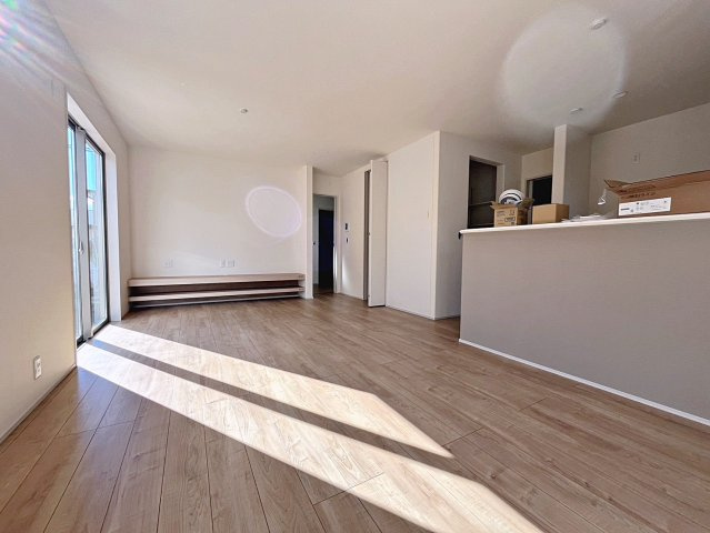 新築戸建・新築建売　郡山市静西1丁目　大成小・第七中の居間・リビング|LDKは18帖でゆったり広々としたご家族のくつろぎの空間です！テレビカウンター付き！