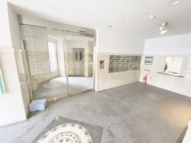 横浜市戸塚区戸塚町の賃貸マンションのエントランス