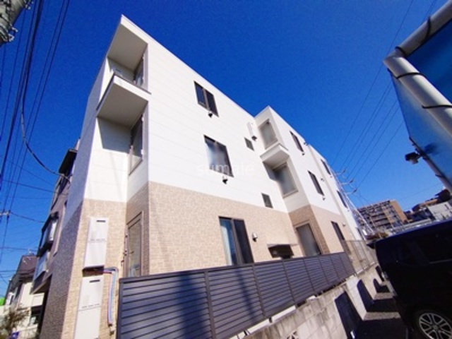 ゼフィール大宮の外観|3階建てです☆