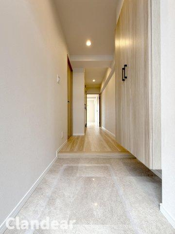 綾瀬グランドハイツの玄関|ドキドキの新生活も、安心してスタート。ぴったりの住まいを見つけませんか？クランディアが一緒に住まい選びをサポートします‼　まずは、お気軽にお問合せください　＃クランディア