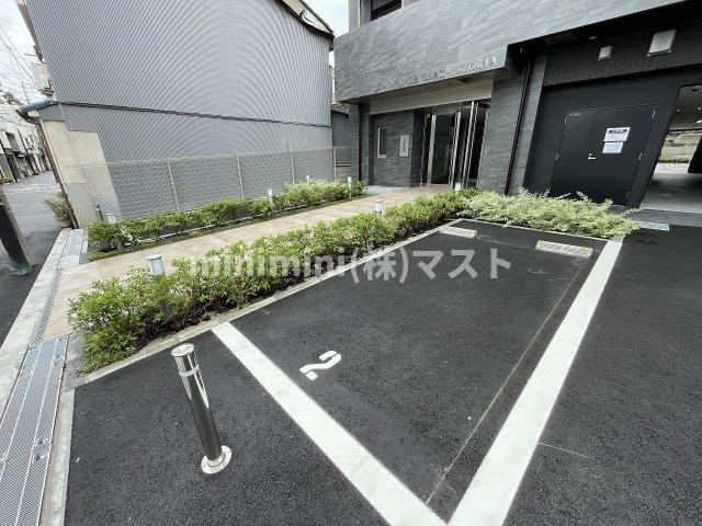 アドバンス大阪ストーリアの駐車場