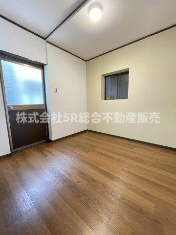 衣摺4丁目中古戸建の洋室|4.5帖のコンパクトなお部屋ですが、車庫・勝手口と行き来できます！
