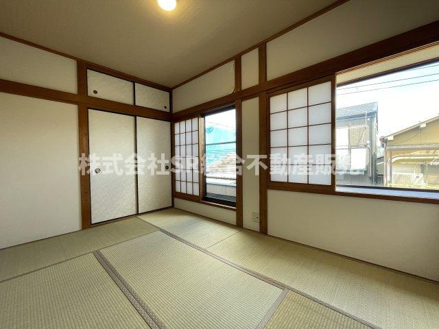 衣摺4丁目中古戸建の和室|2面採光の明るいお部屋で落ち着いた雰囲気があります♪