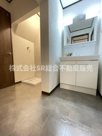 衣摺4丁目中古戸建の脱衣所|室内洗濯機置場もあり清潔感のある脱衣場です！