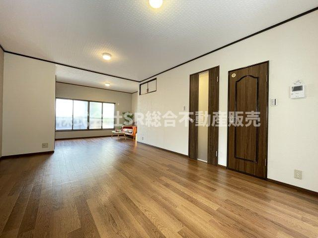 衣摺4丁目中古戸建の居間・リビング|ゆったりとしたリビングです