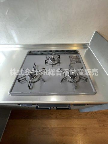 衣摺4丁目中古戸建のキッチン|3口コンロ、グリル付きで使いやすいです！