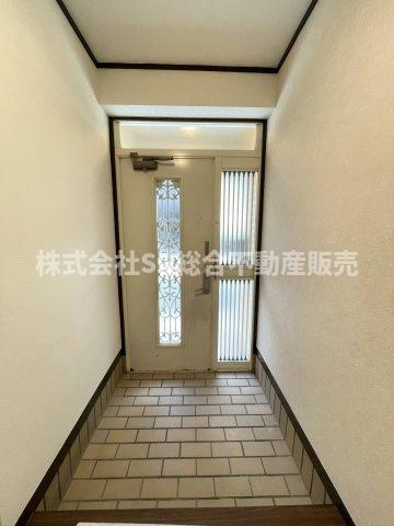 衣摺4丁目中古戸建の玄関|弊社は、工務店と関係強化を徹底し、世界情勢やナフサショックの影響を受けずに材料確保を行い、納期も遅れることがございませんので、心配ご無用です！お気軽にご相談下さい。