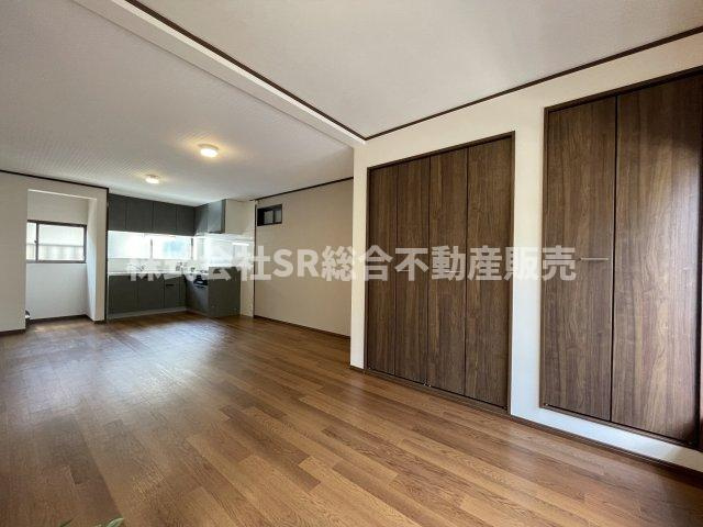 衣摺4丁目中古戸建の居間・リビング|リビングは広々17.7帖♪ご家族と毎日顔を合わせることができ。ゆったりとお過ごしいただける空間です！