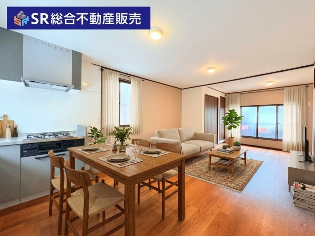 衣摺4丁目中古戸建の居間・リビング|リビングは広々17.7帖♪ご家族と毎日顔を合わせることができ。ゆったりとお過ごしいただける空間です！