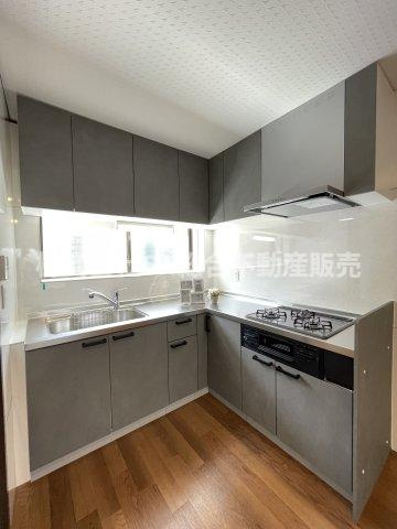 衣摺4丁目中古戸建のキッチン|L字型のシステムキッチンは設備が揃っており、快適にお料理できます！